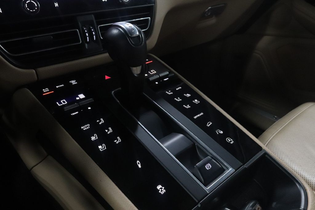 2022 Porsche Macan Image 18