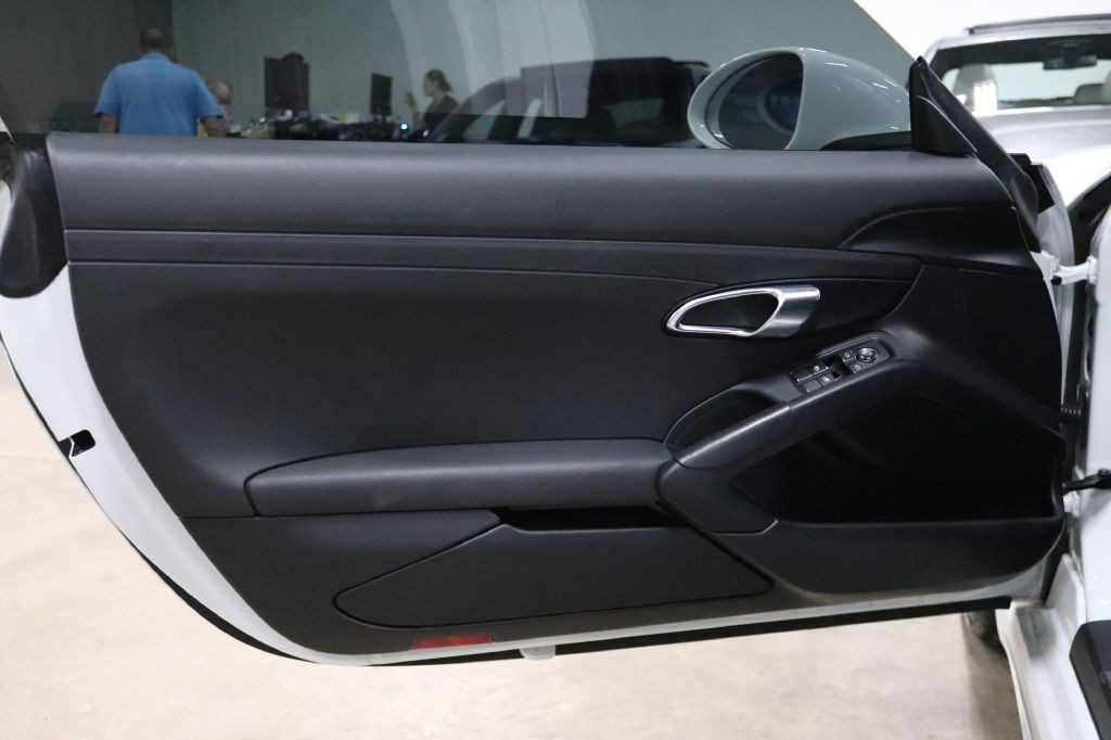 2019 Porsche Cayman Image 9