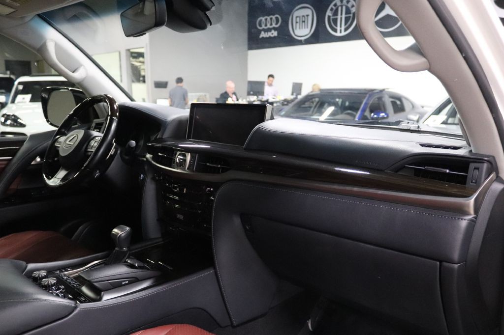 2019 Lexus LX Image 23