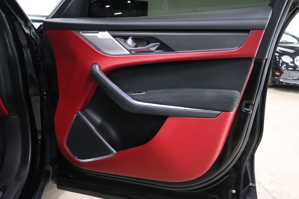 2021 Jaguar F-PACE Image 21