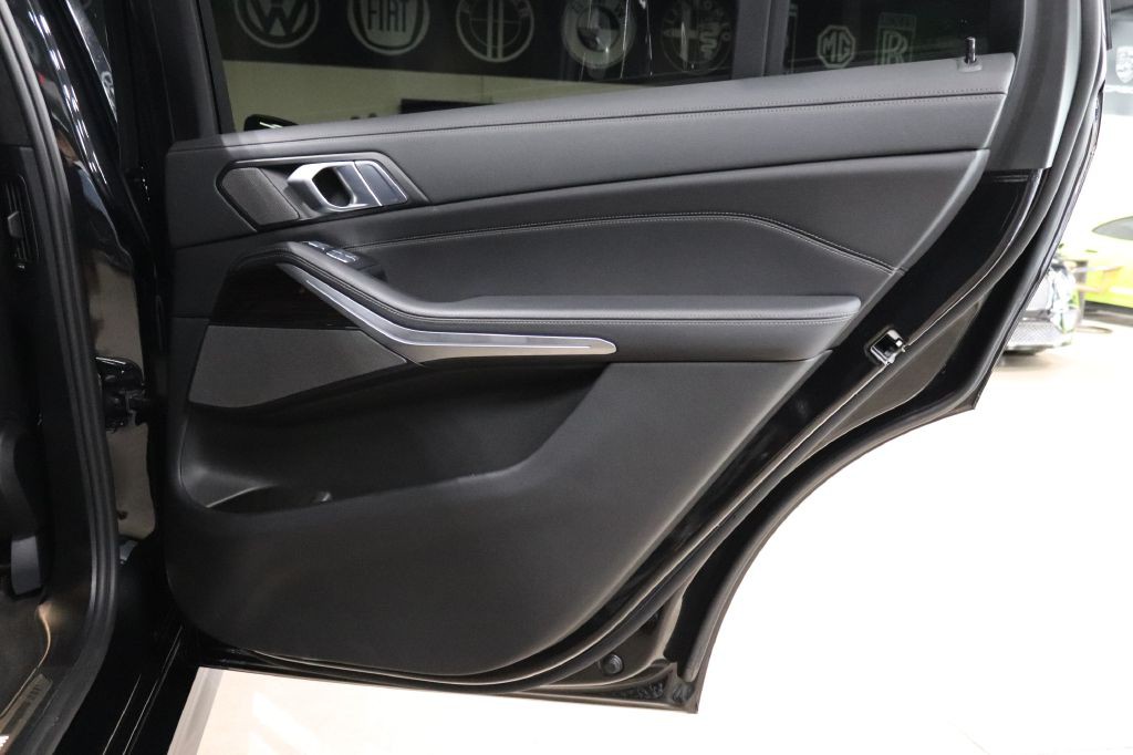 2021 BMW X7 Image 29