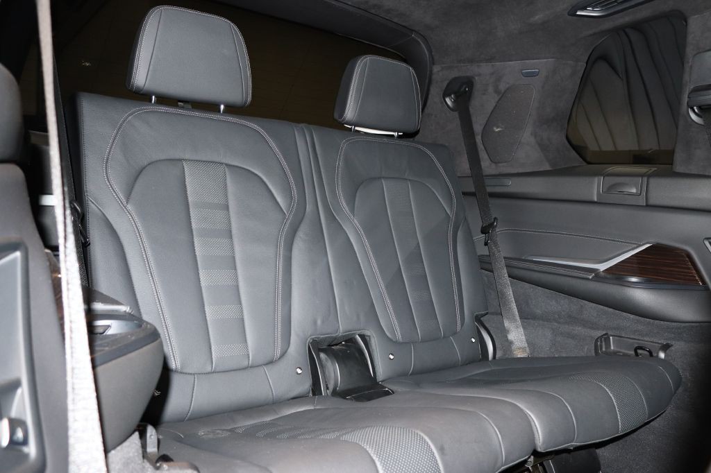 2021 BMW X7 Image 32