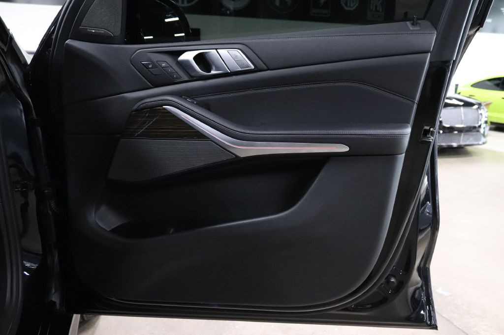 2021 BMW X7 Image 33