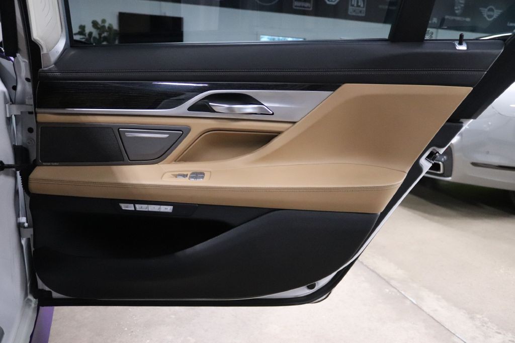 2017 BMW 7 Series Image 28