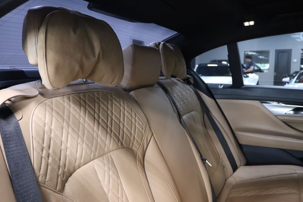 2017 BMW 7 Series Image 30