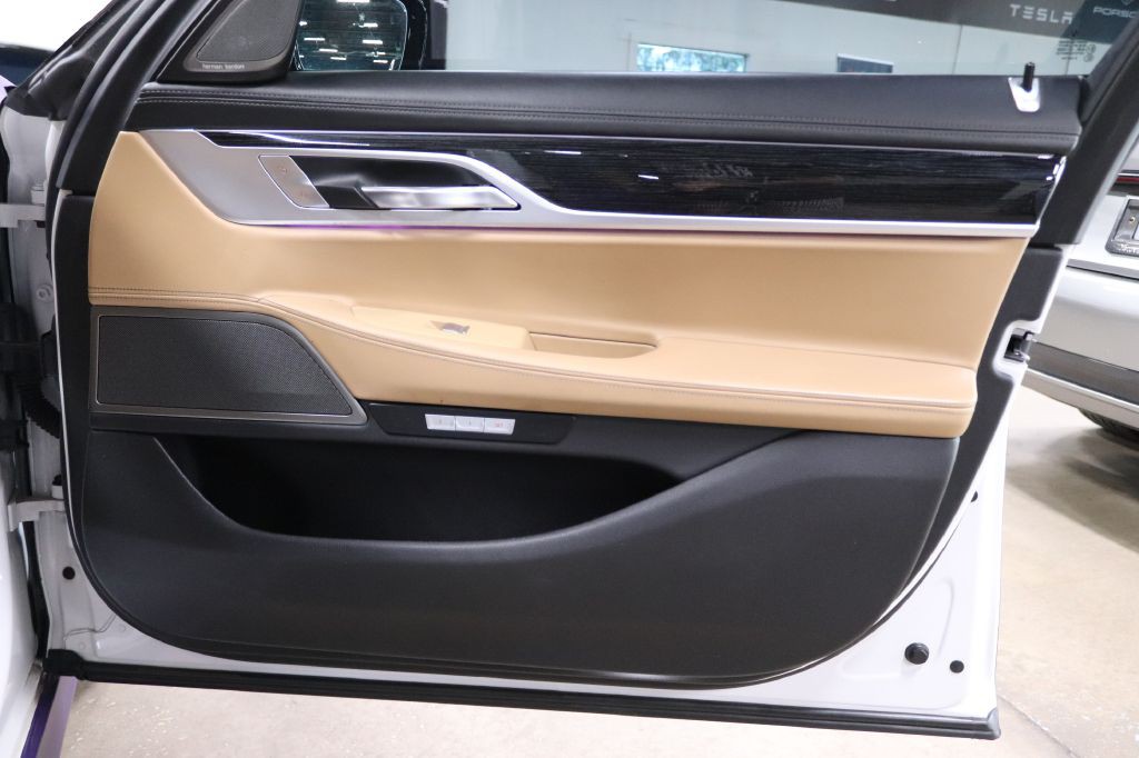 2017 BMW 7 Series Image 31
