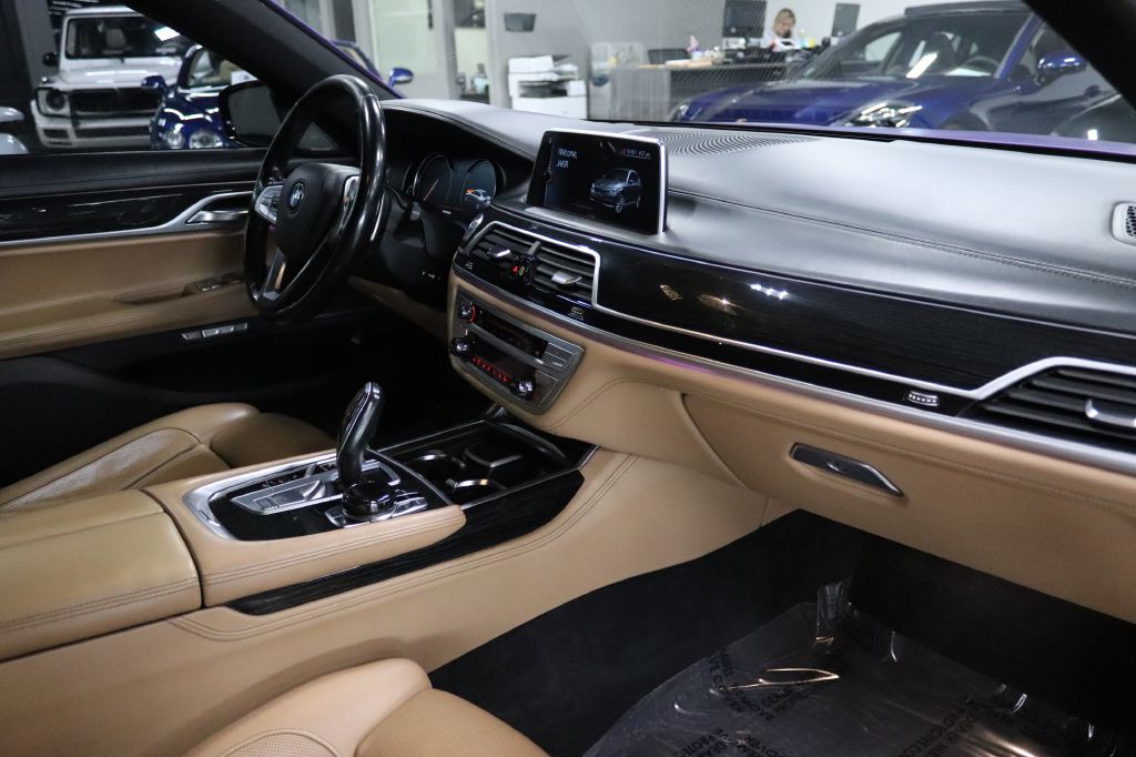 2017 BMW 7 Series Image 32