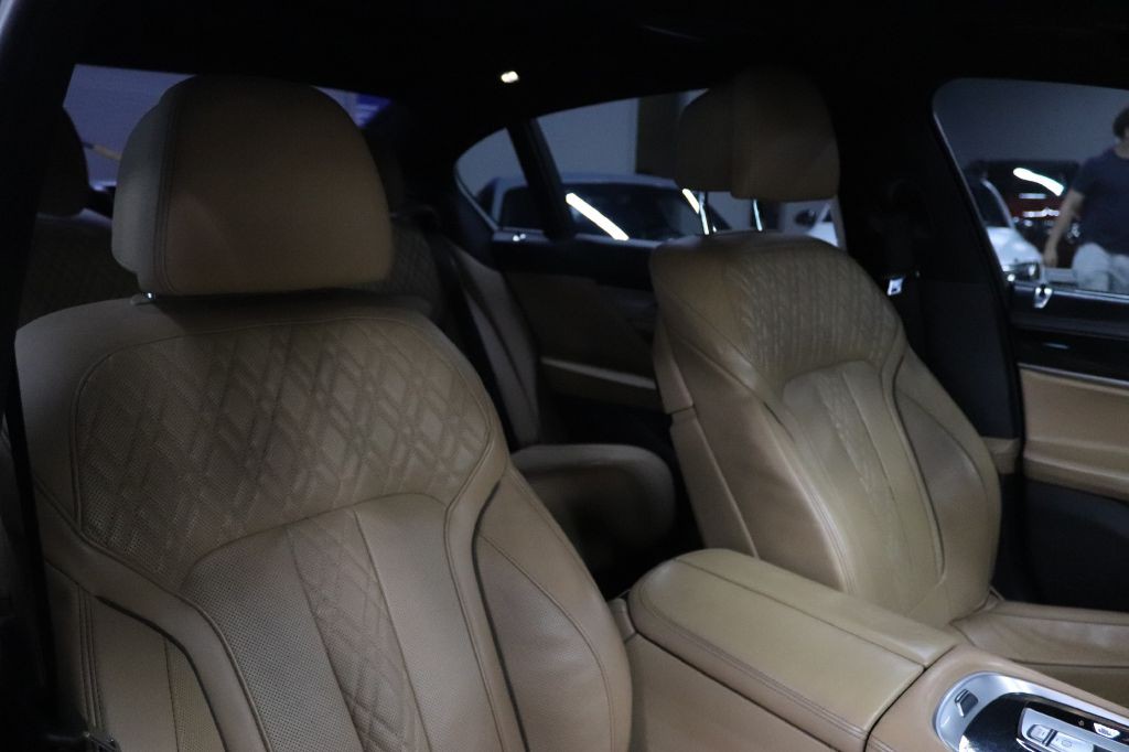 2017 BMW 7 Series Image 33