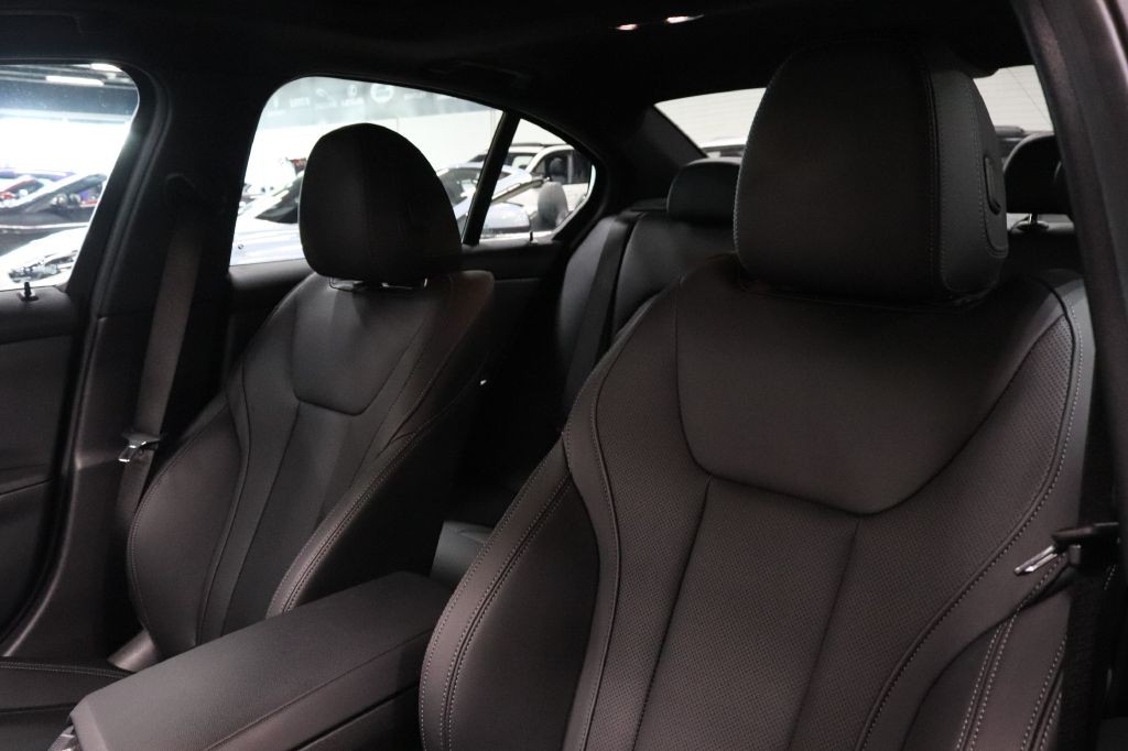 2023 BMW 3 Series Image 11