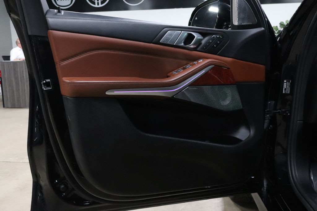 2021 BMW X7 Image 9