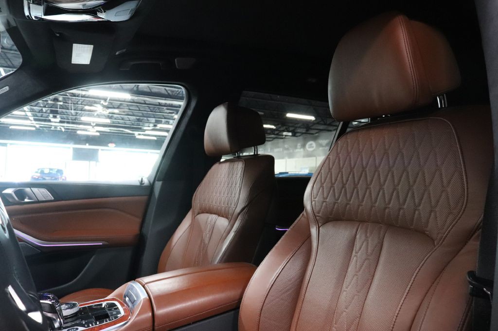 2021 BMW X7 Image 11
