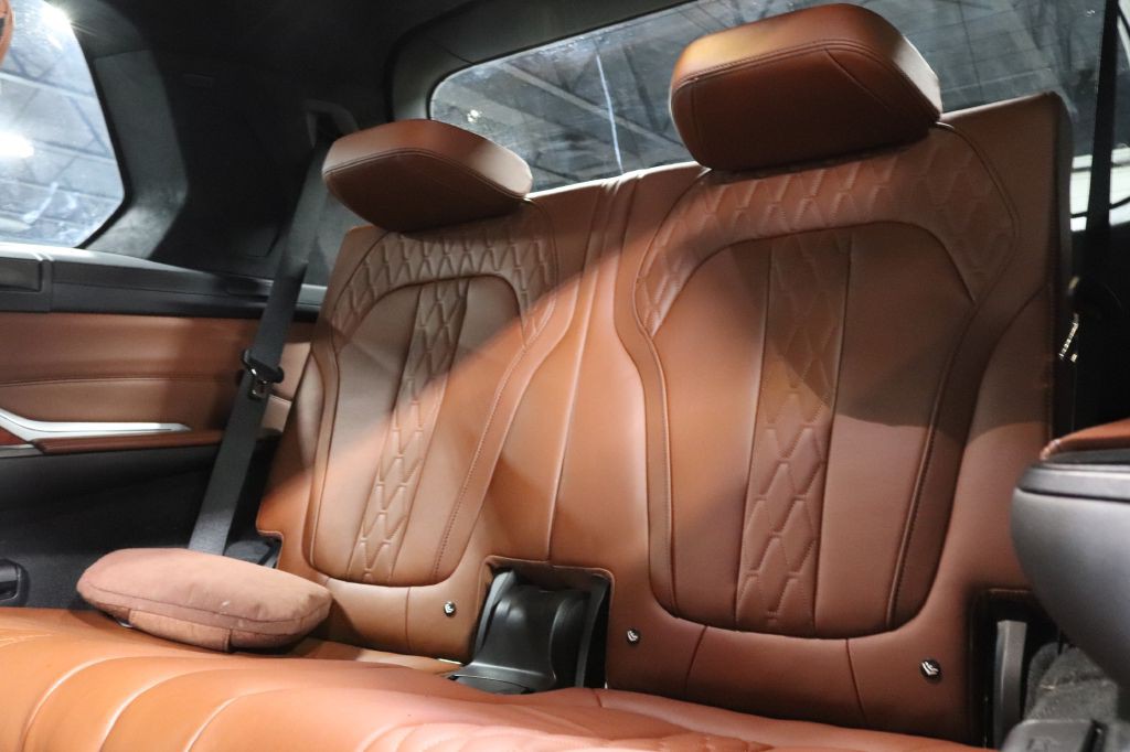 2021 BMW X7 Image 25