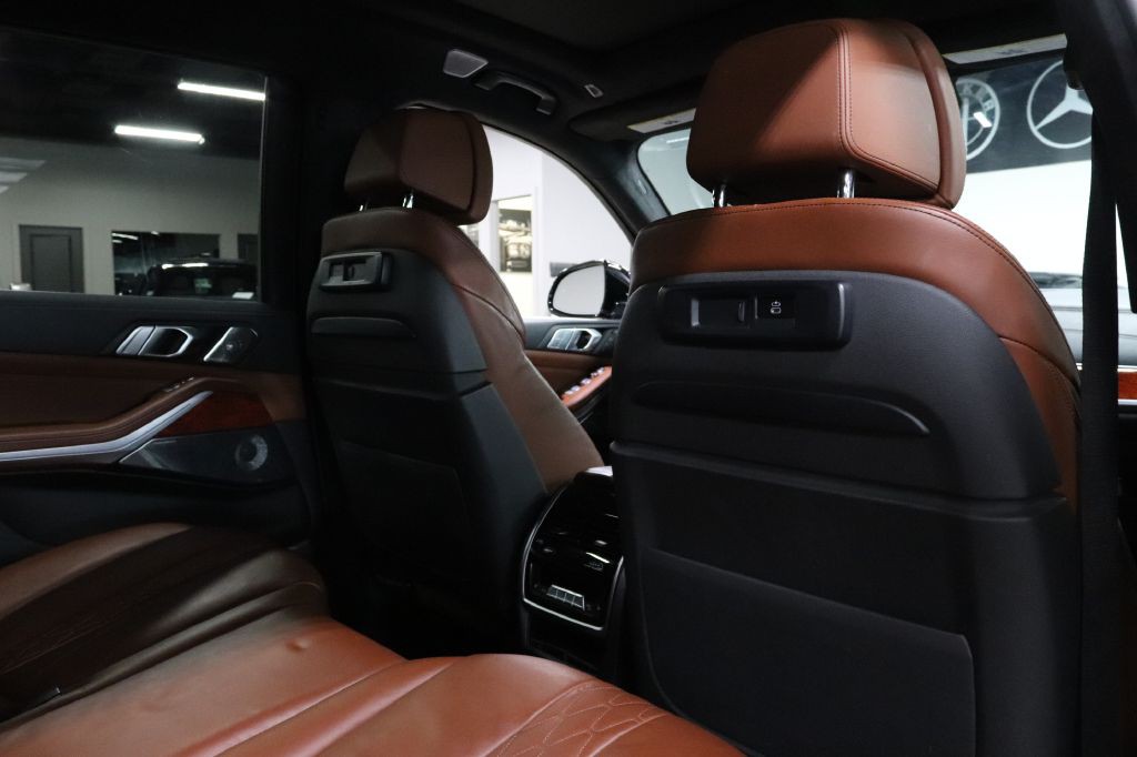 2021 BMW X7 Image 30