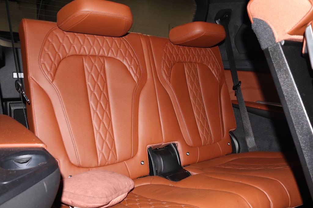 2021 BMW X7 Image 32