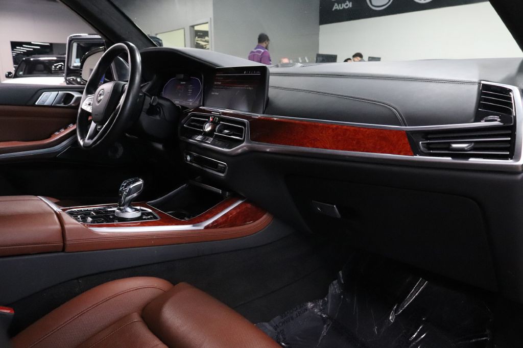 2021 BMW X7 Image 34