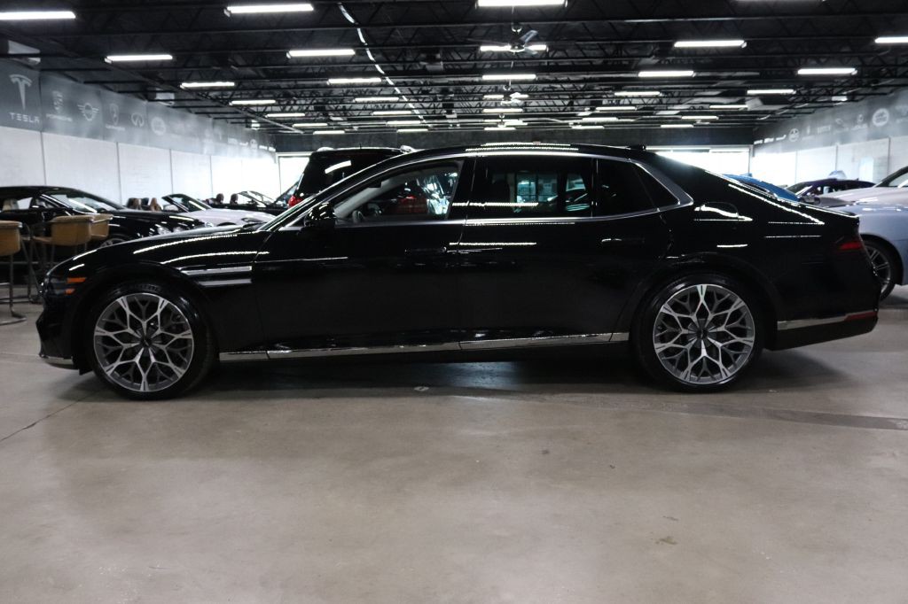 2025 Genesis G90 Image 2