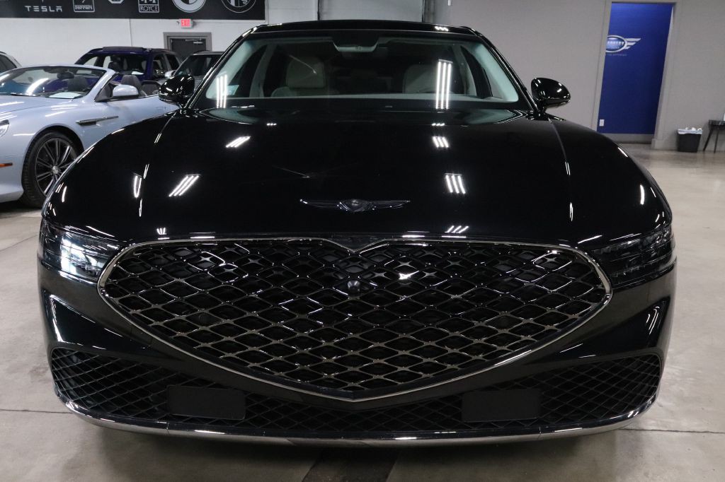 2025 Genesis G90 Image 8