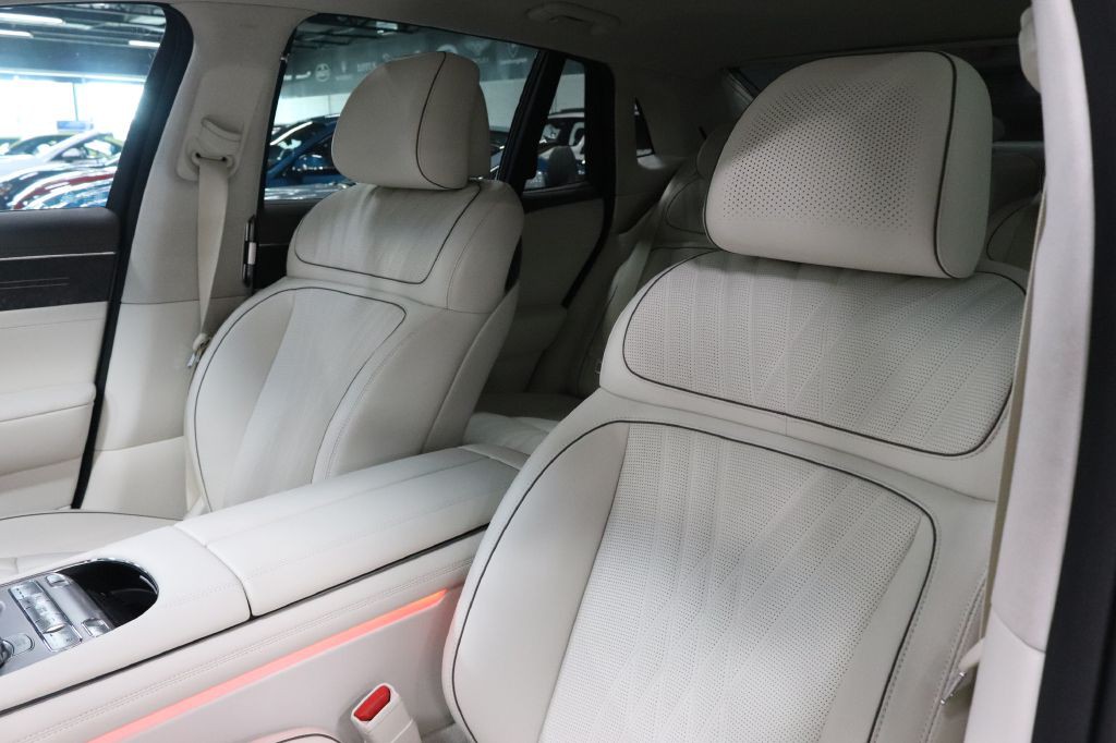 2025 Genesis G90 Image 11