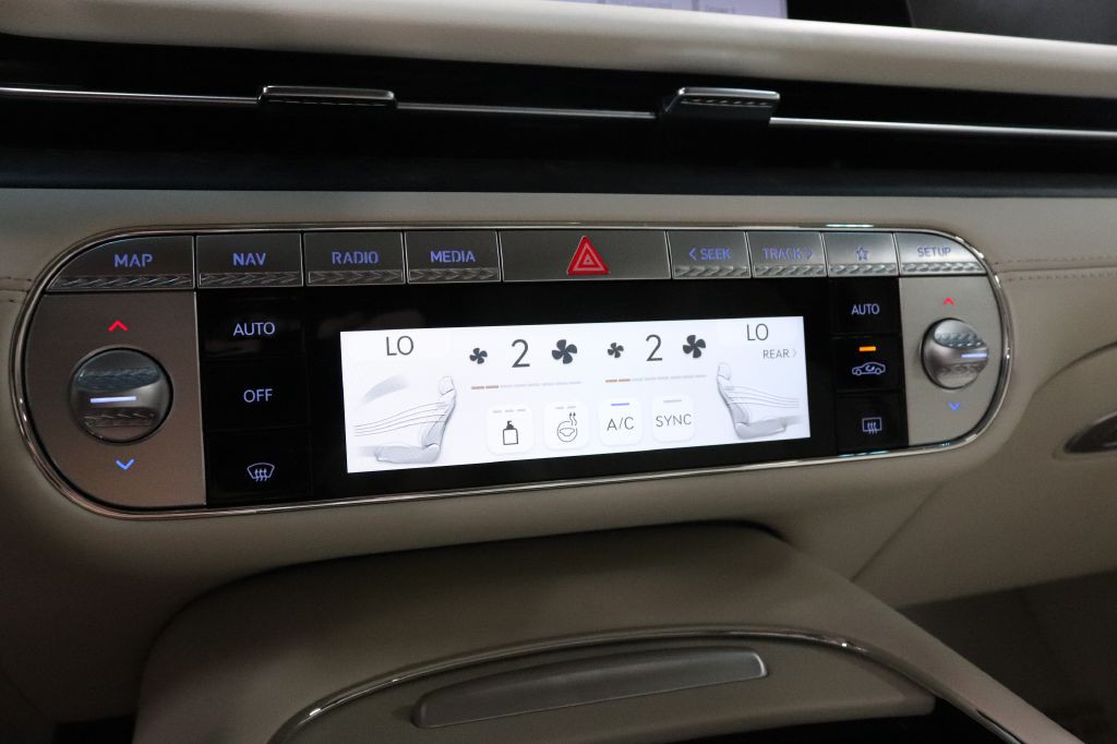 2025 Genesis G90 Image 15