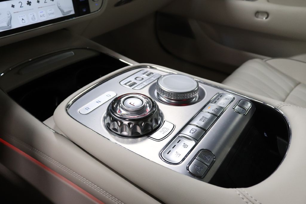 2025 Genesis G90 Image 16