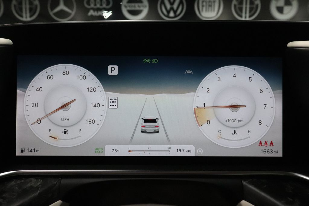 2025 Genesis G90 Image 17
