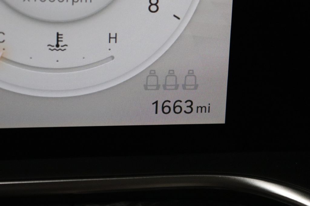 2025 Genesis G90 Image 18