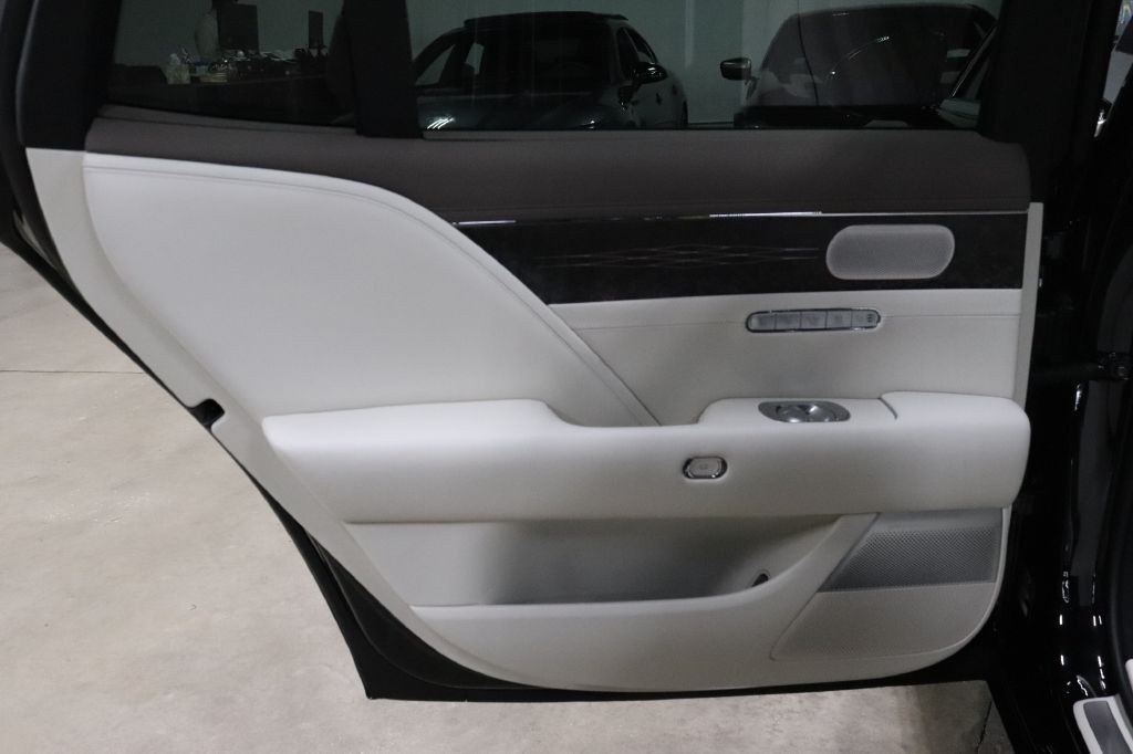 2025 Genesis G90 Image 19