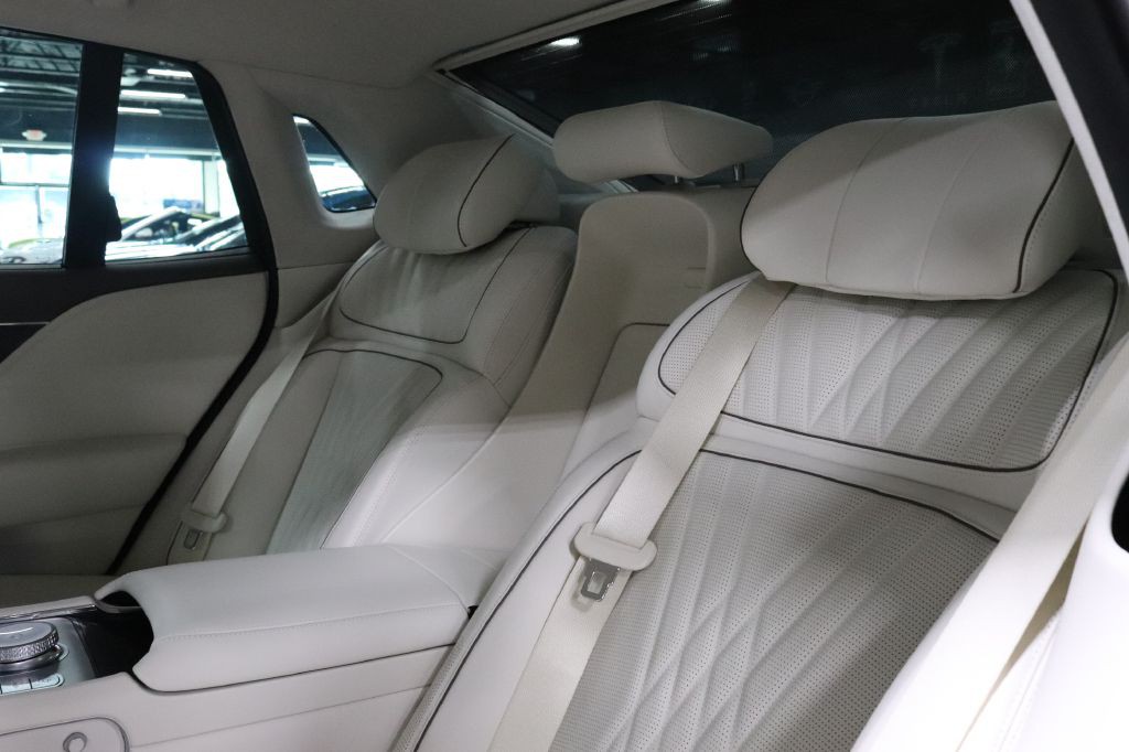 2025 Genesis G90 Image 21