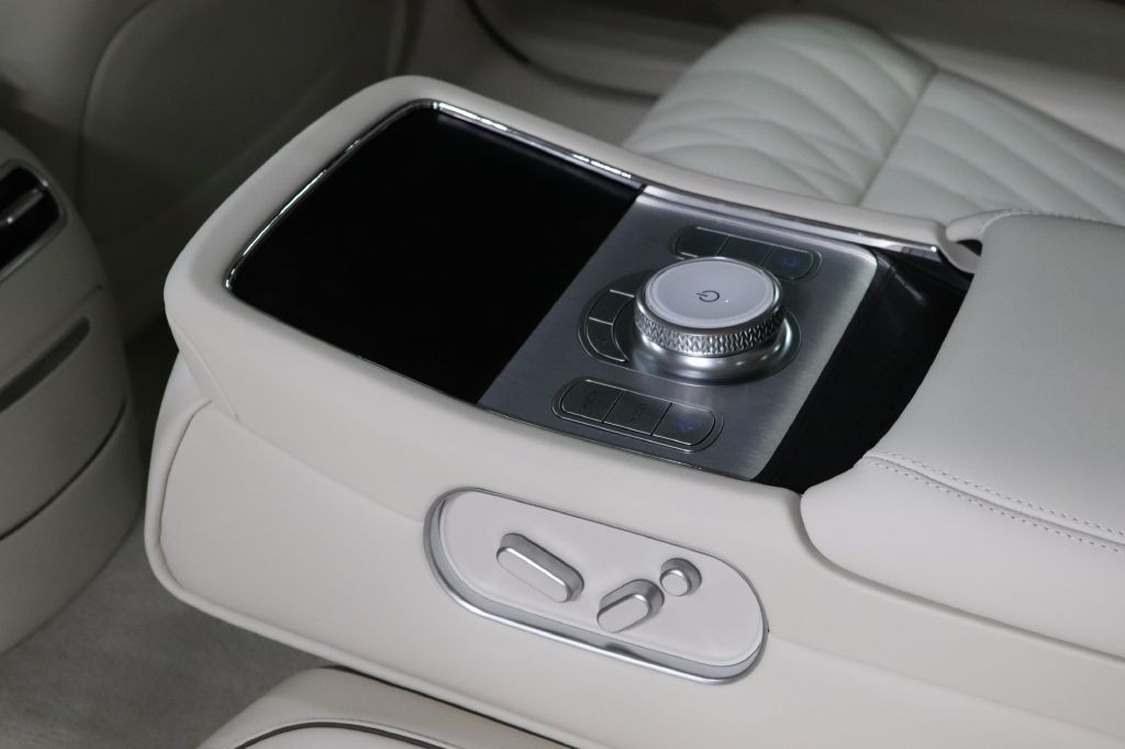 2025 Genesis G90 Image 22