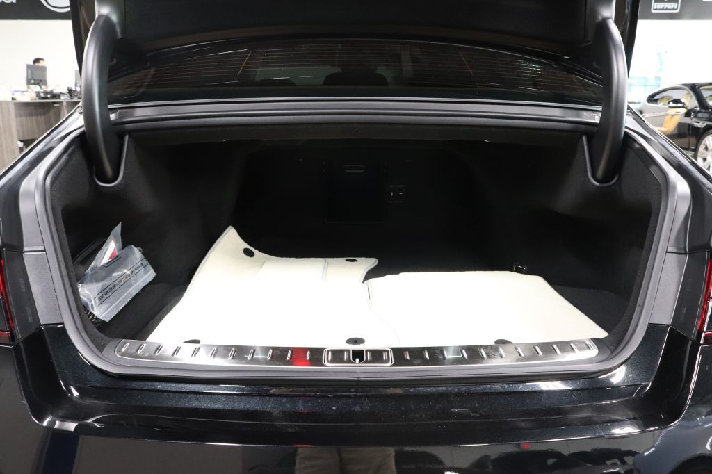 2025 Genesis G90 Image 23