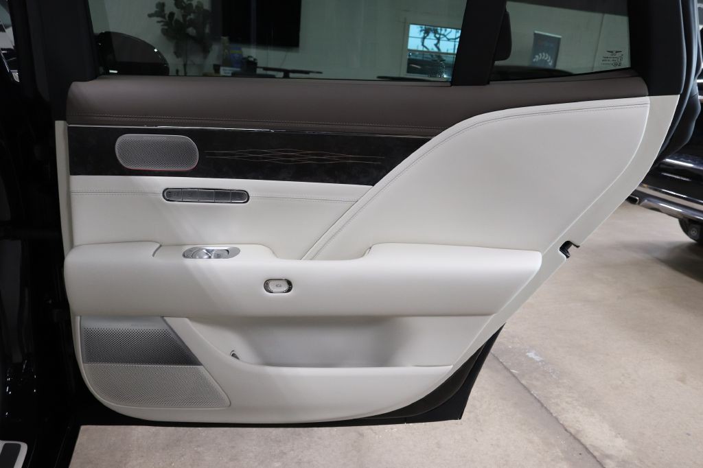 2025 Genesis G90 Image 24