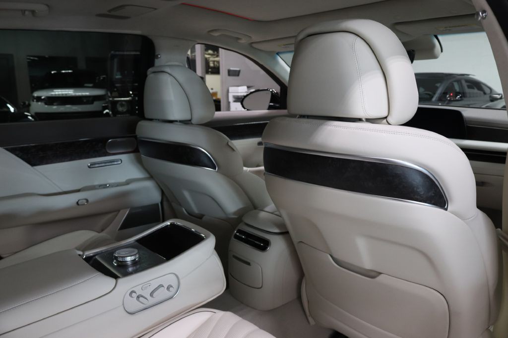 2025 Genesis G90 Image 25