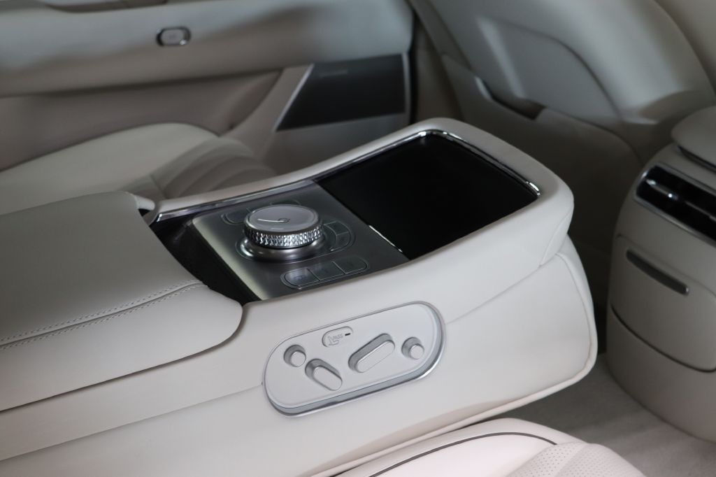 2025 Genesis G90 Image 27