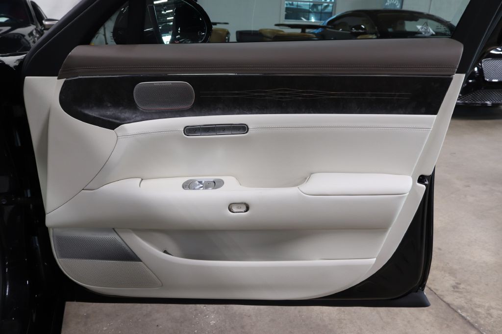 2025 Genesis G90 Image 28