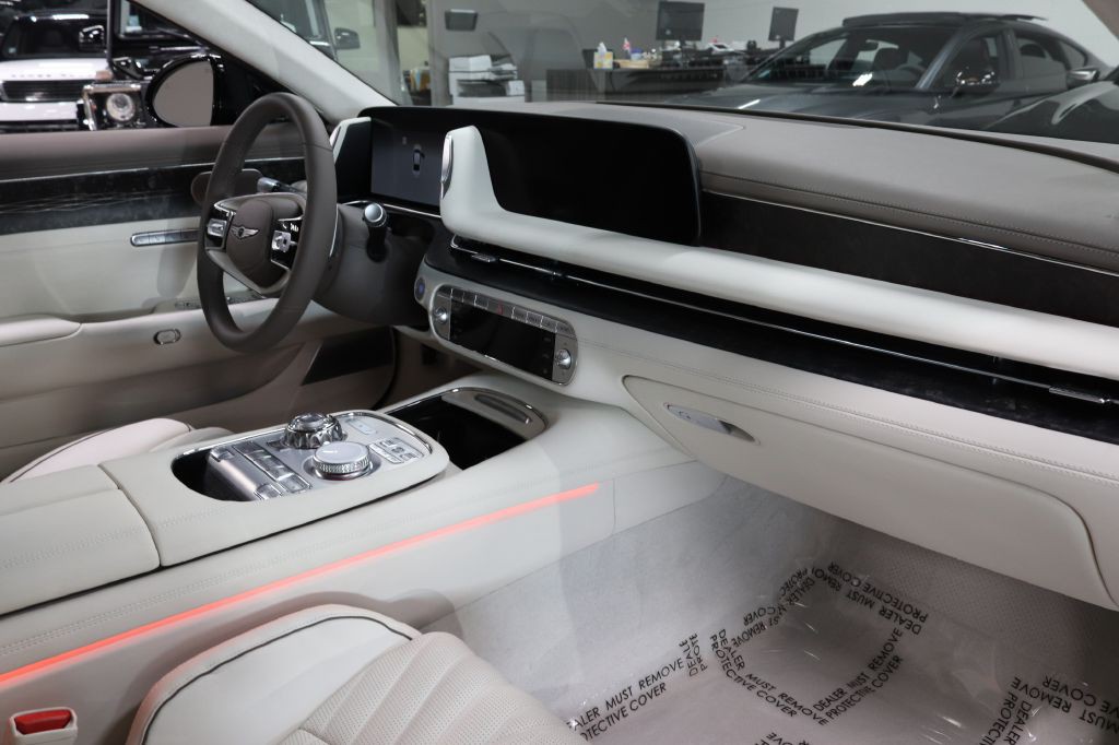 2025 Genesis G90 Image 29
