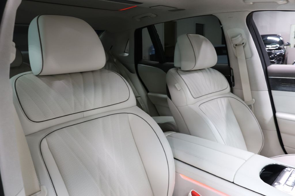 2025 Genesis G90 Image 30