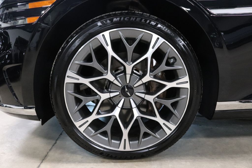 2025 Genesis G90 Image 32