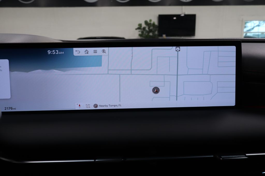 2025 Genesis G80 Image 14