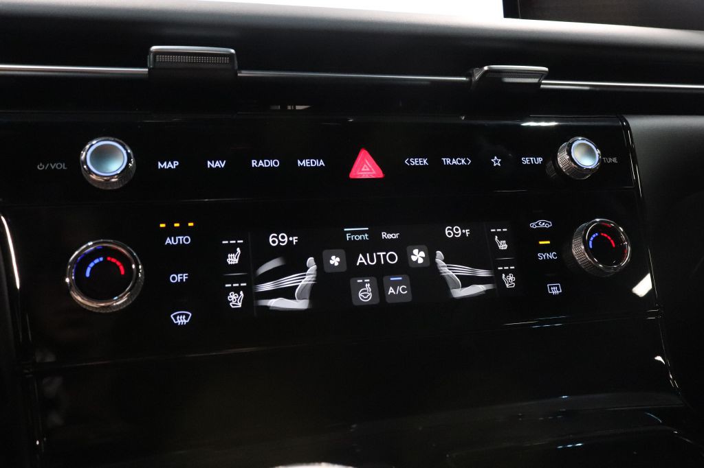 2025 Genesis G80 Image 17