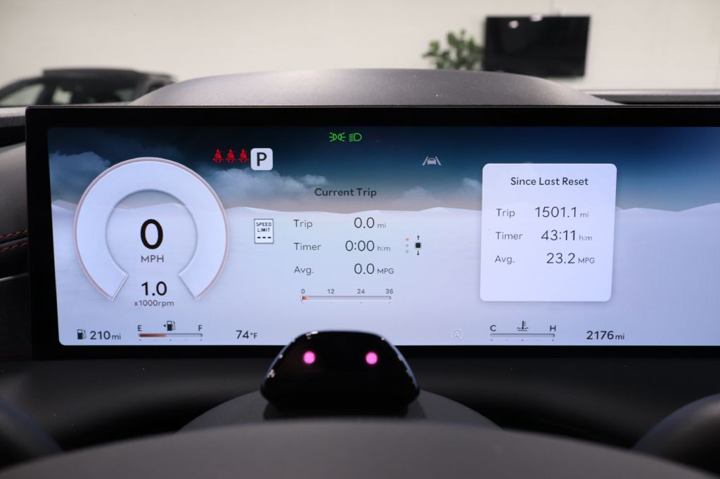 2025 Genesis G80 Image 18