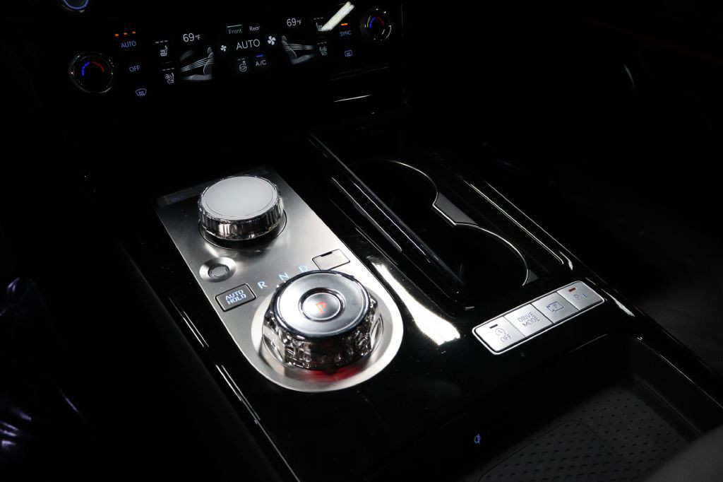 2025 Genesis G80 Image 20