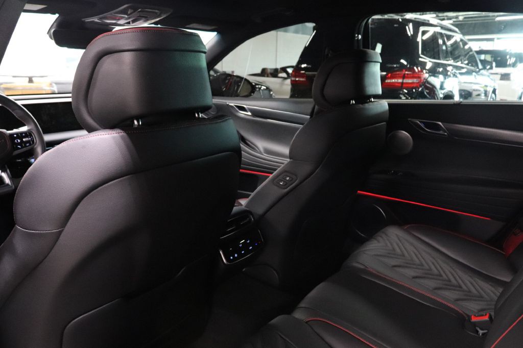 2025 Genesis G80 Image 22