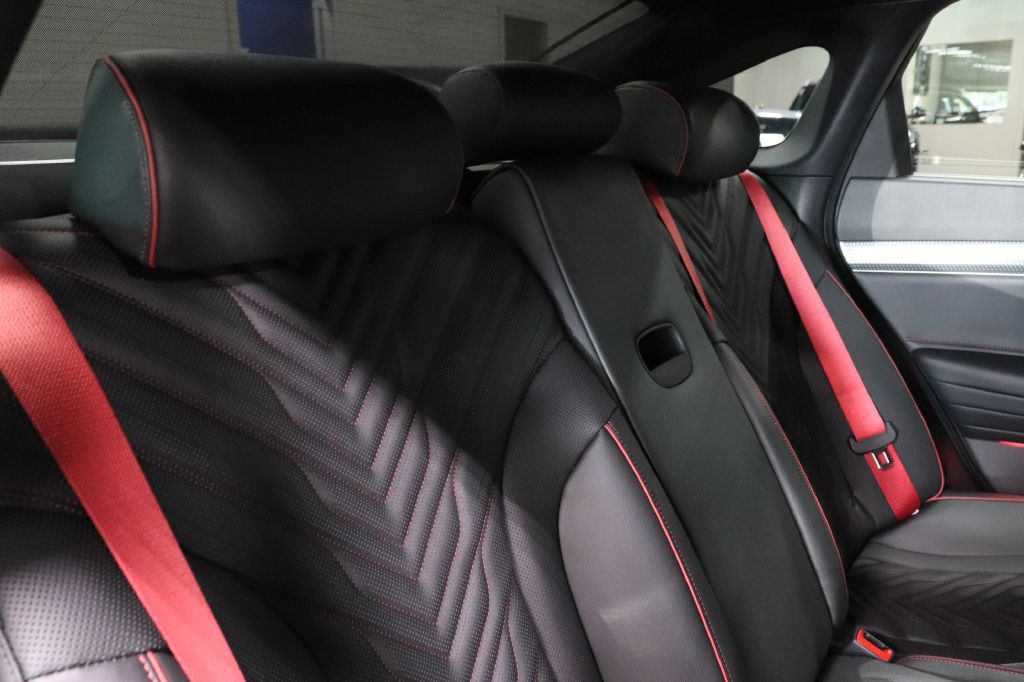 2025 Genesis G80 Image 28