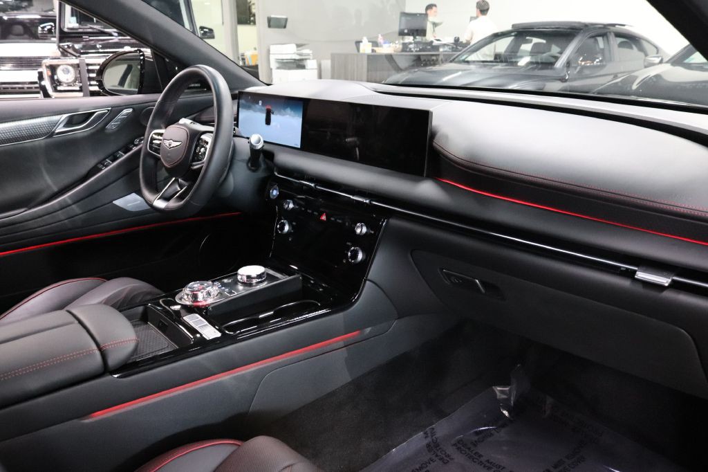 2025 Genesis G80 Image 30