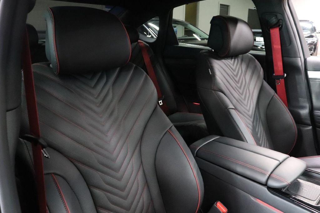 2025 Genesis G80 Image 31