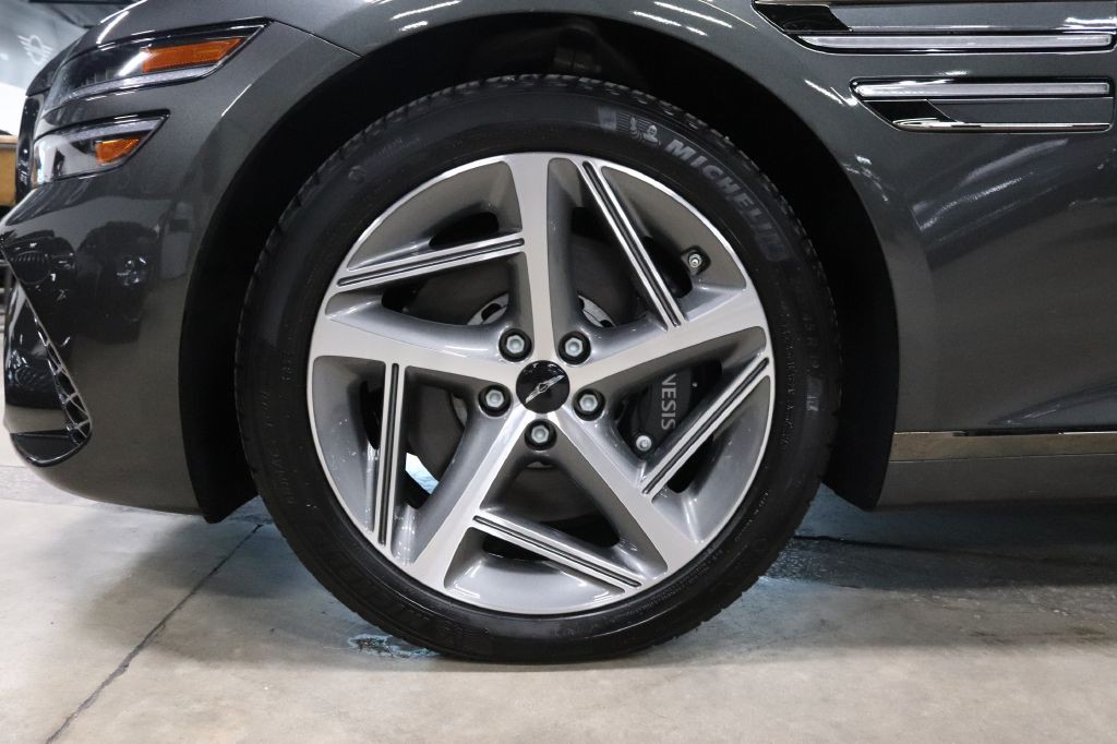 2025 Genesis G80 Image 33