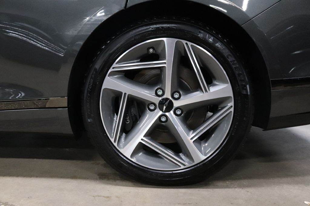 2025 Genesis G80 Image 34