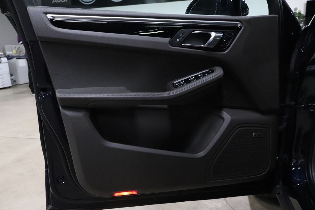 2023 Porsche Macan Image 9