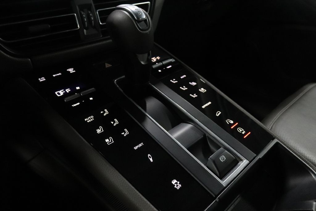 2023 Porsche Macan Image 17