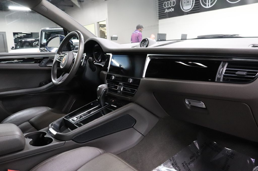 2023 Porsche Macan Image 29